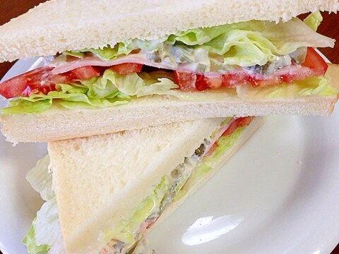 ハムと野菜とピクルスのサンドイッチ